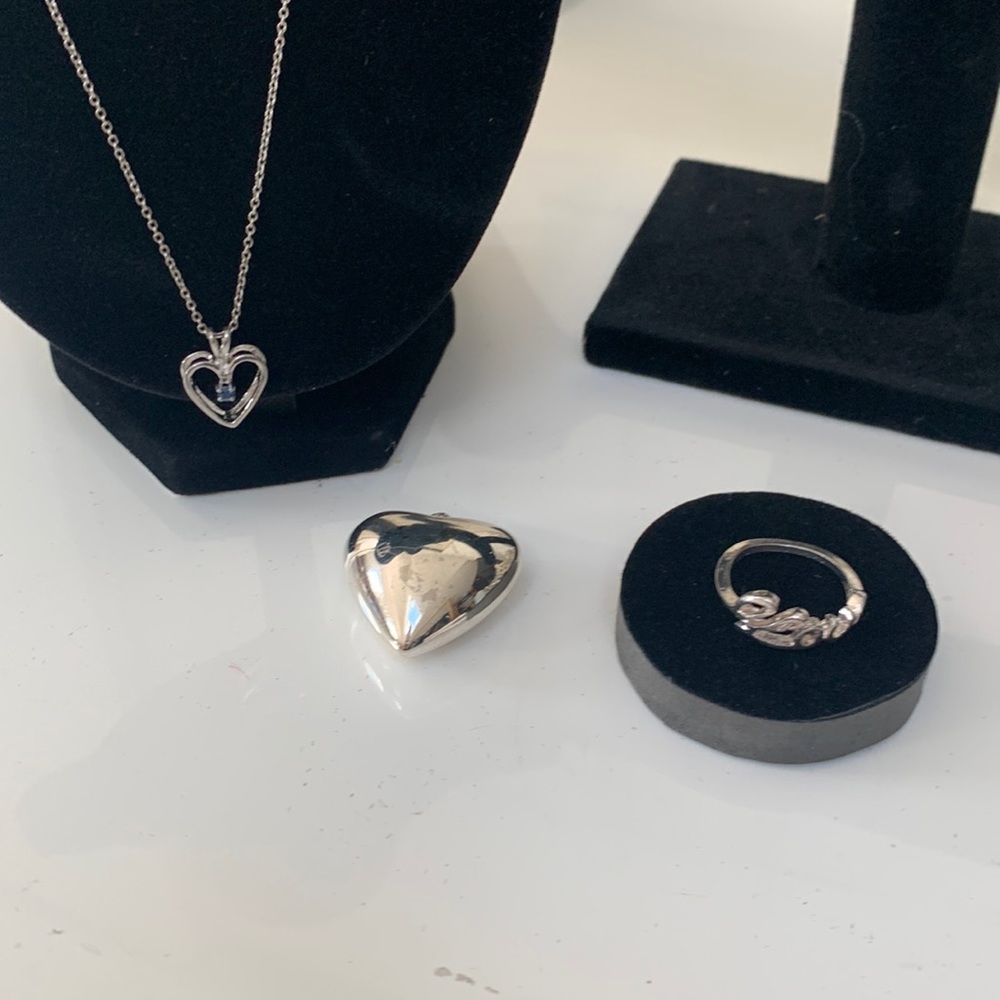 Necklace with small heart pendant,and tiny blue stone.Ring size 6,7 and‎ heart .